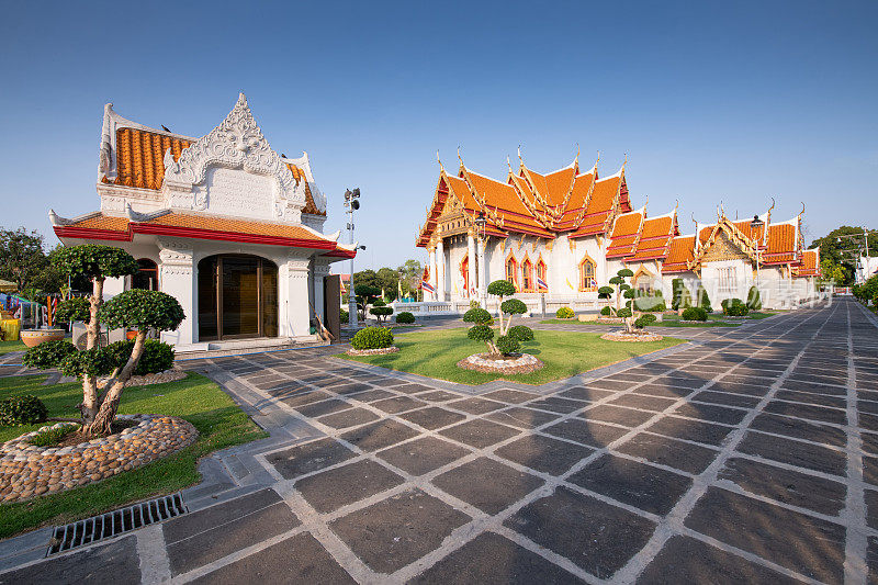 泰国曼谷的大理石寺庙。当地著名的Wat Benchamabophit是曼谷最著名的旅游景点